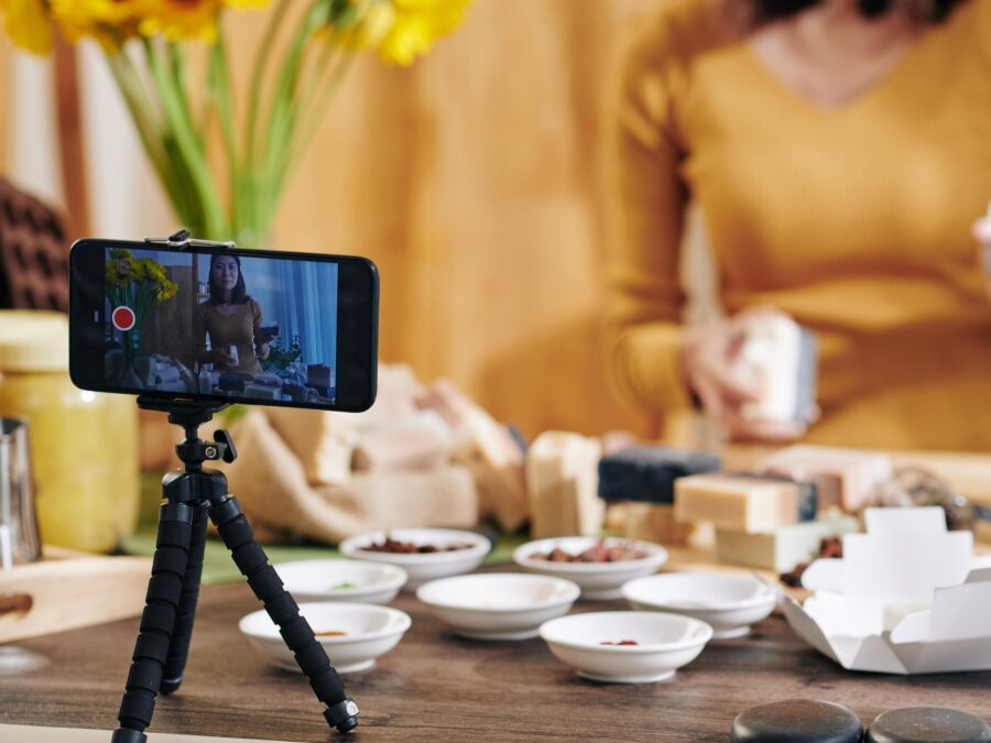 How to make a professional video with your phone? The basics of a good production | Firmbee